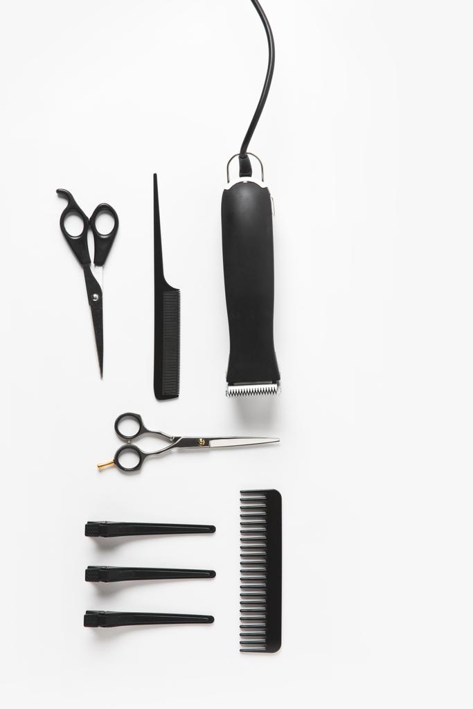 Układ płaski z włosów clipper i fryzjerskie wyposażenie, na białym tle - Zdjęcie, obraz