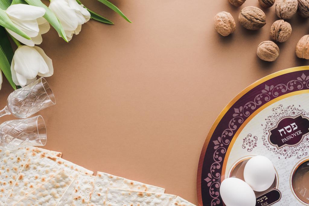 felülnézet hagyományos zsidó lemez és matza bézs asztalon, húsvéti Haggadah koncepció - Fotó, kép