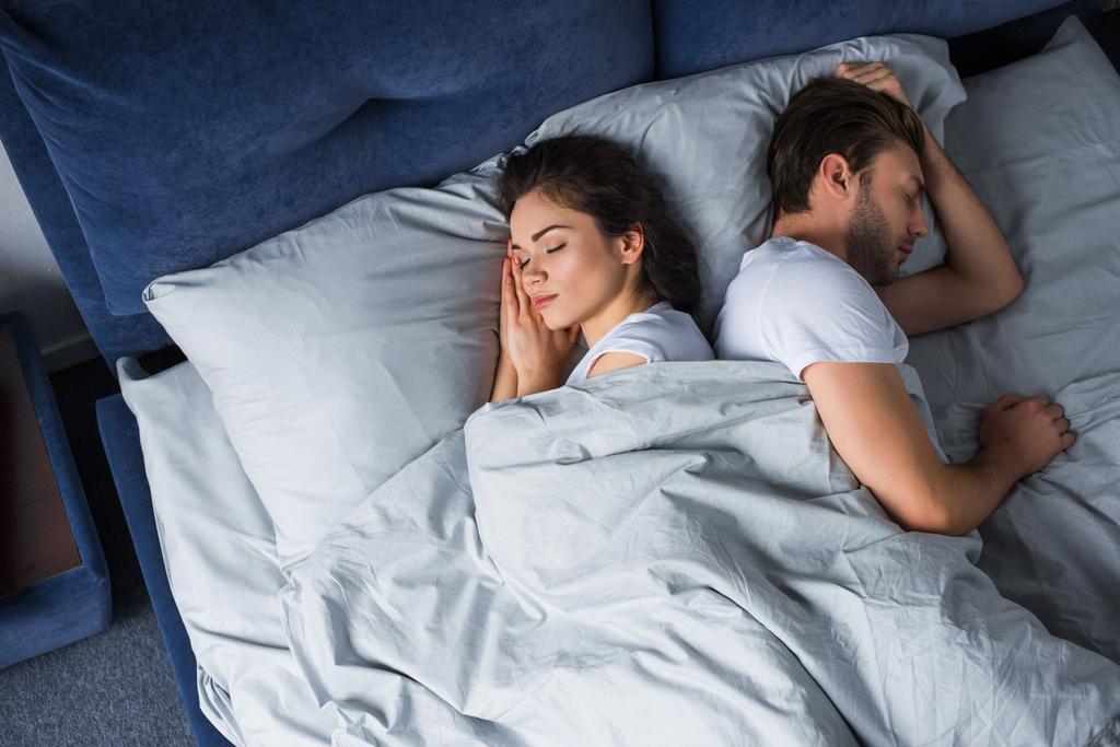 Jeune couple dormant au lit dans une chambre moderne
 - Photo, image