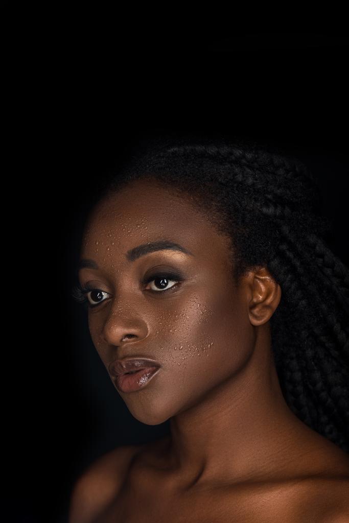 顔見てすぐ黒に分離への水滴の美しい官能的な若いアフリカ系アメリカ人女性  - 写真・画像