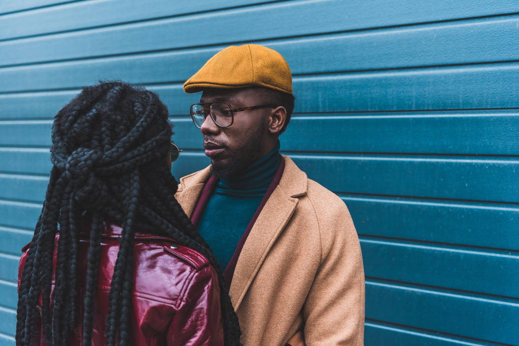 bella moda giovane coppia afro-americana guardando l'un l'altro al di fuori
 - Foto, immagini
