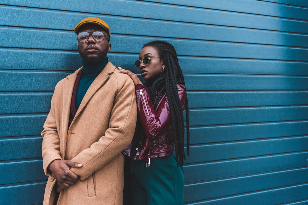 bella coppia afro-americana in abito alla moda posa insieme al di fuori
   - Foto, immagini
