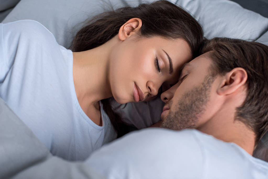 Uomo barbuto e attraente donna bruna che dorme
 - Foto, immagini