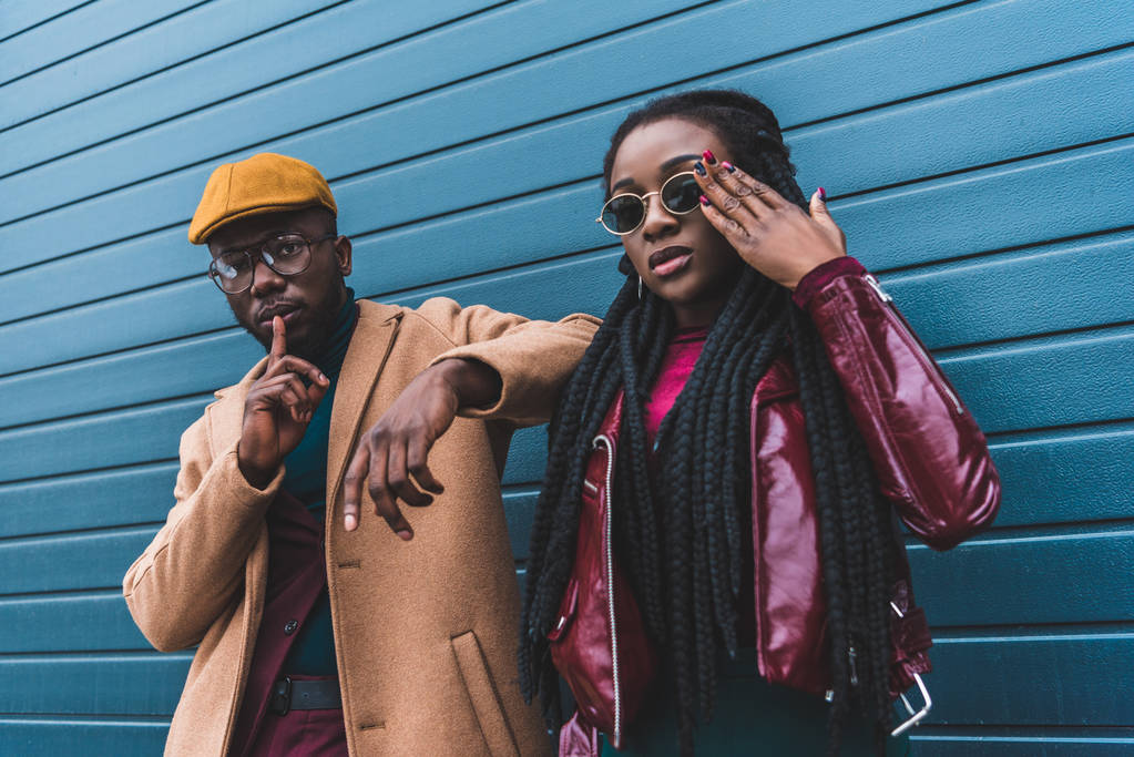 stijlvolle jonge Afrikaanse Amerikaanse echtpaar staande samen op straat - Foto, afbeelding