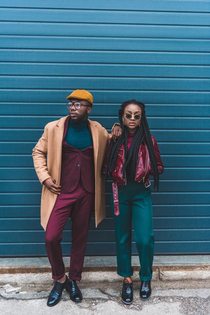 visão de comprimento total de elegante jovem casal afro-americano posando juntos na rua
  - Foto, Imagem
