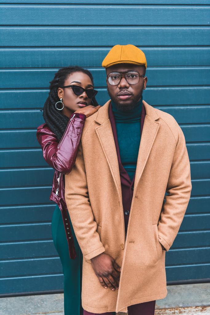 elegante pareja afroamericana joven mirando a la cámara mientras posan juntos en la calle
 - Foto, Imagen