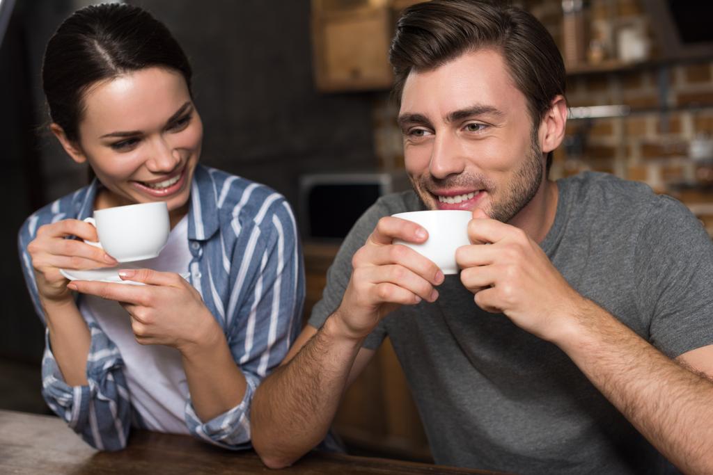 Onnellinen pari nauttii aamiaista juo kahvia
 - Valokuva, kuva