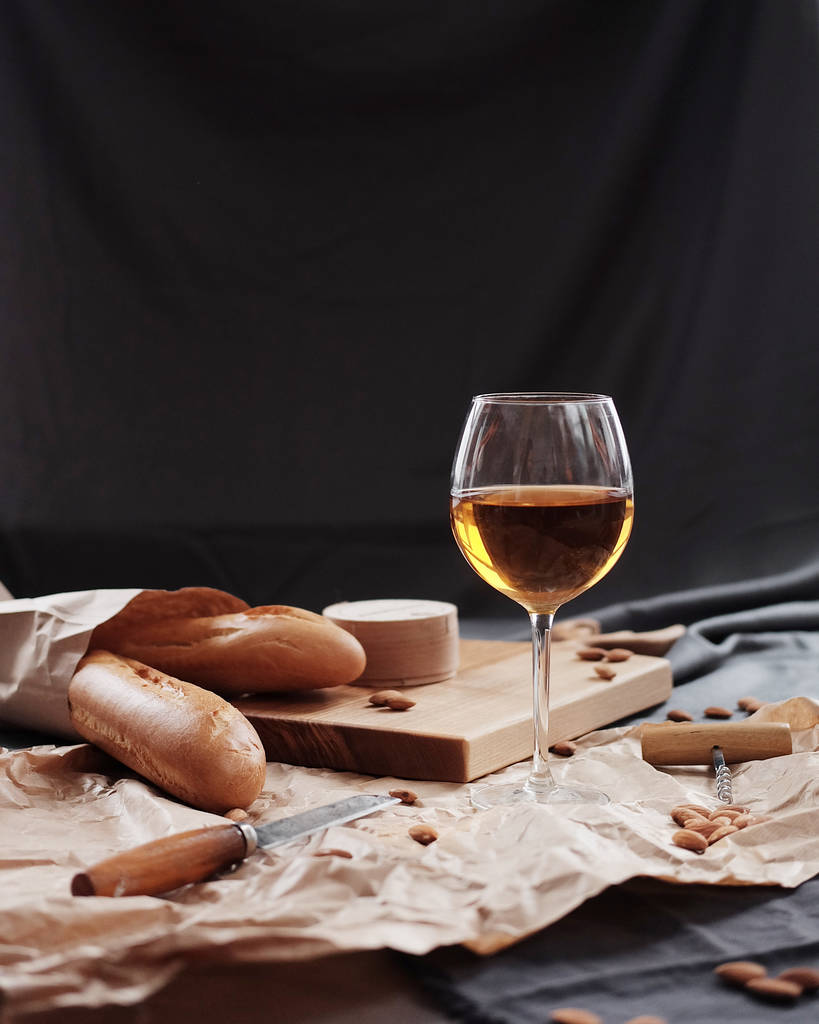 Стакан білого вина і сиру на дошці
 - Фото, зображення