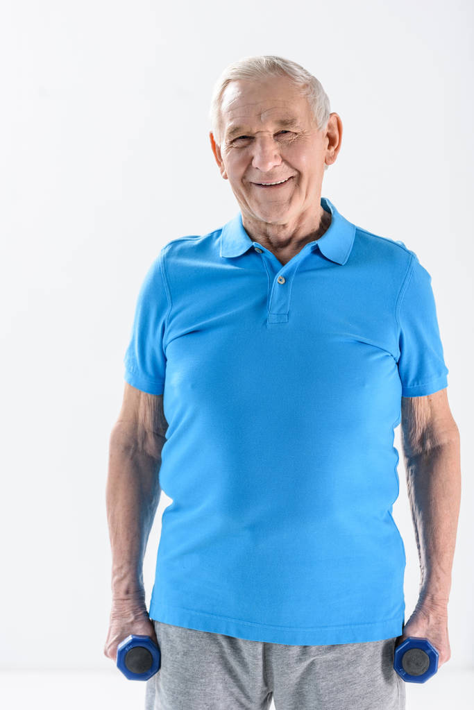 retrato de homem idoso sorridente com halteres isolados em cinza
 - Foto, Imagem