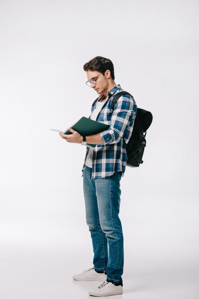 bonito estudante leitura copybook isolado no branco
 - Foto, Imagem