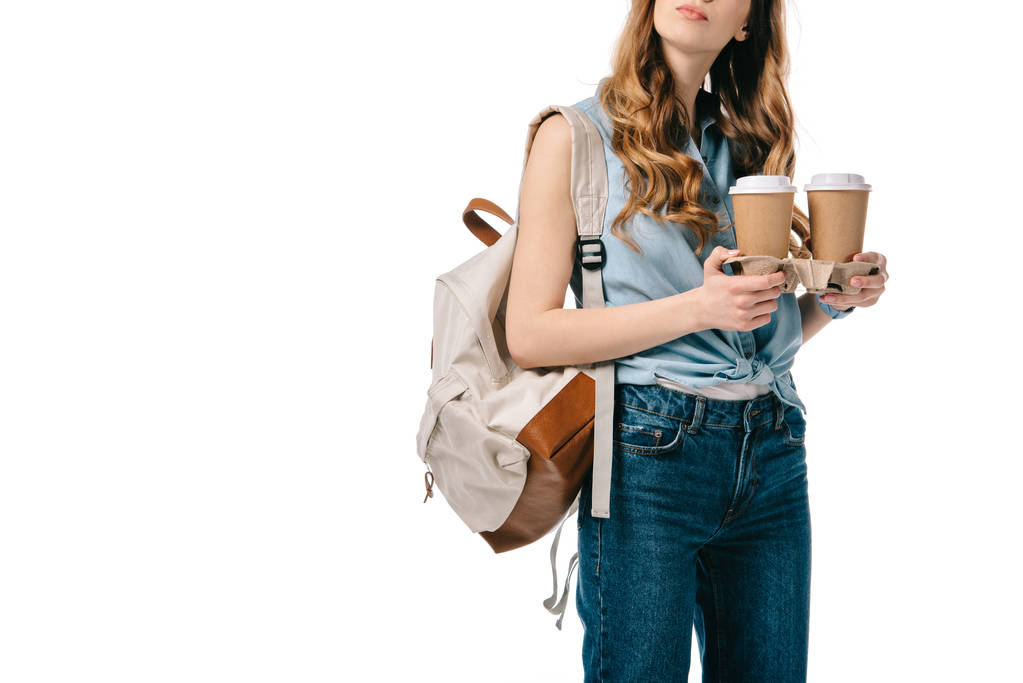image recadrée de l'étudiant tenant du café dans des tasses en papier isolées sur blanc
 - Photo, image