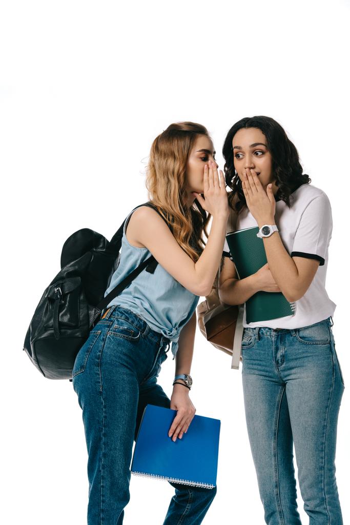 πολυπολιτισμική φοιτητές κουτσομπολεύουν απομονωθεί σε λευκό - Φωτογραφία, εικόνα