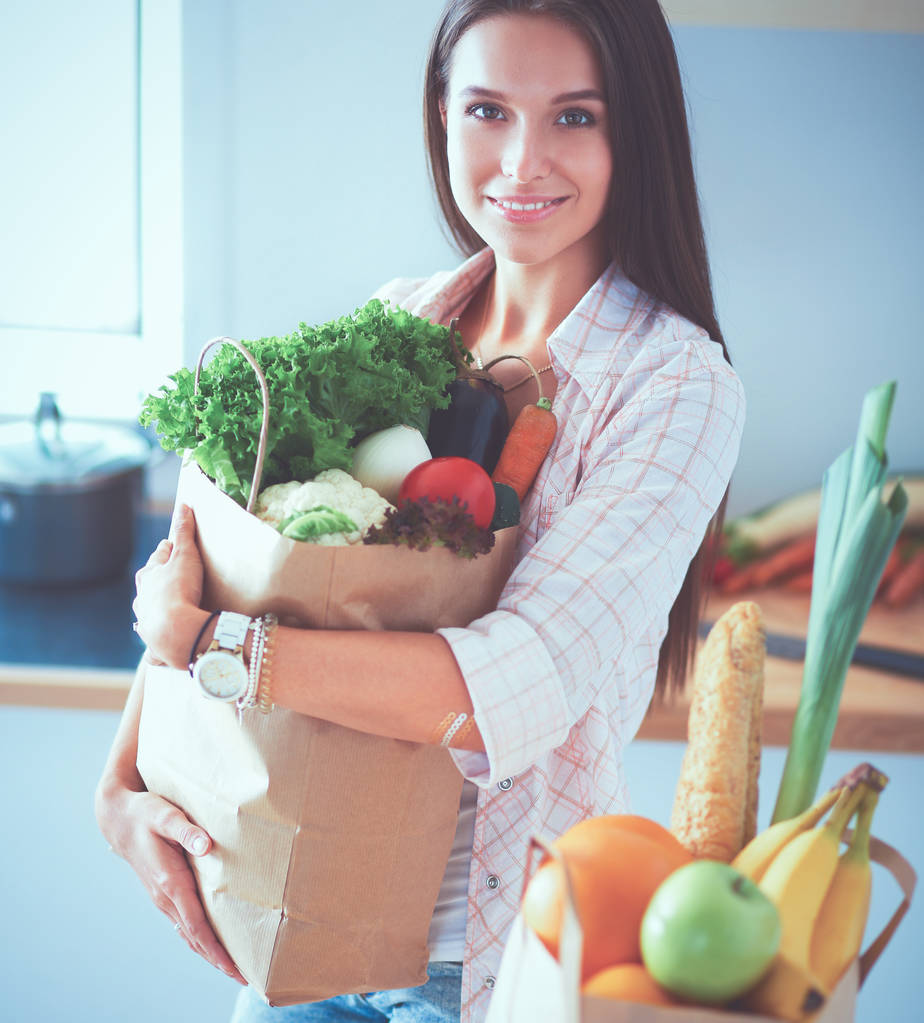 Mujer joven sosteniendo bolsa de la compra de comestibles con verduras  - Foto, imagen