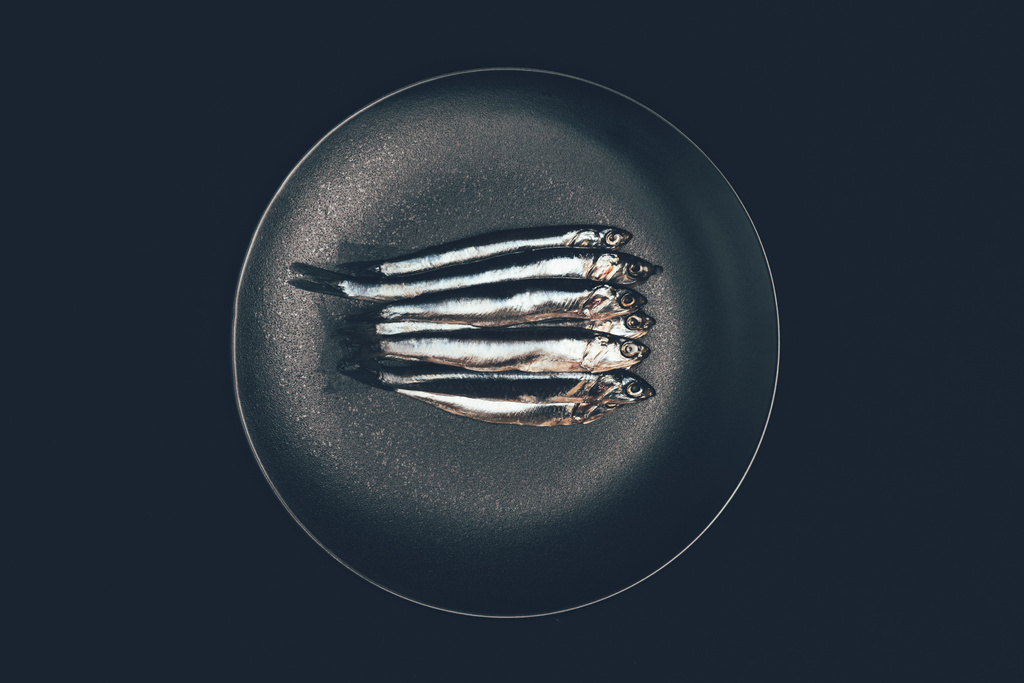 Vista dall'alto di mucchio di pesce in padella isolata su nero
 - Foto, immagini