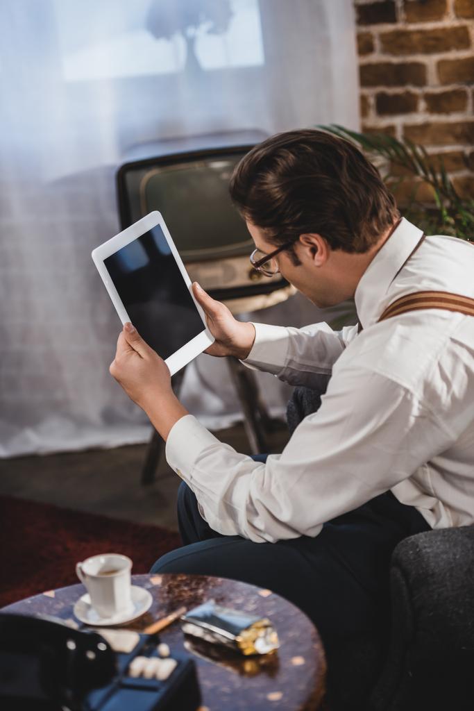 ρετρό στυλ άνθρωπος σε γυαλιά χρησιμοποιώντας ψηφιακό tablet με κενή οθόνη - Φωτογραφία, εικόνα