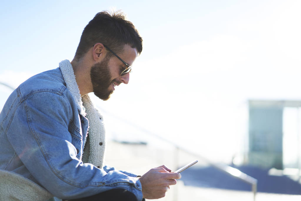 Güzel sakallı yetenekli erkek blogger şık kıyafetlerle touchpad ve kablosuz internet bağlantısı, boş vaktinizi genç hipster adam üzerinden kişisel web sitesinde yayınlanması için makale yazma - Fotoğraf, Görsel