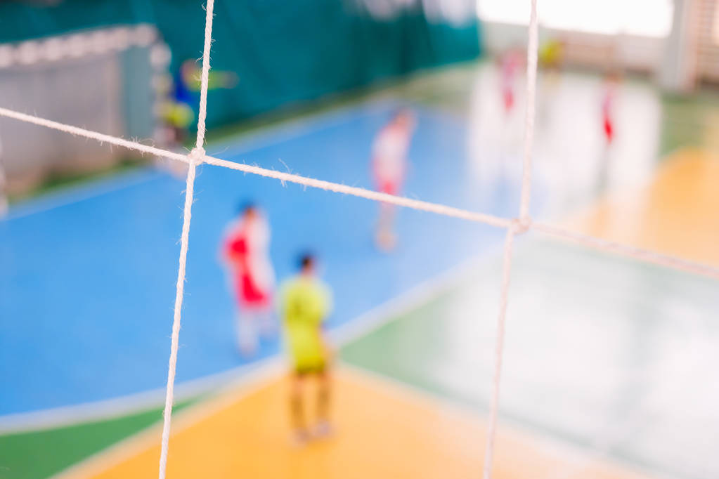 Piłka nożna rozmytym graczy na polu, Futsal piłka pole w siłowni kryty, boisko sportowe - Zdjęcie, obraz