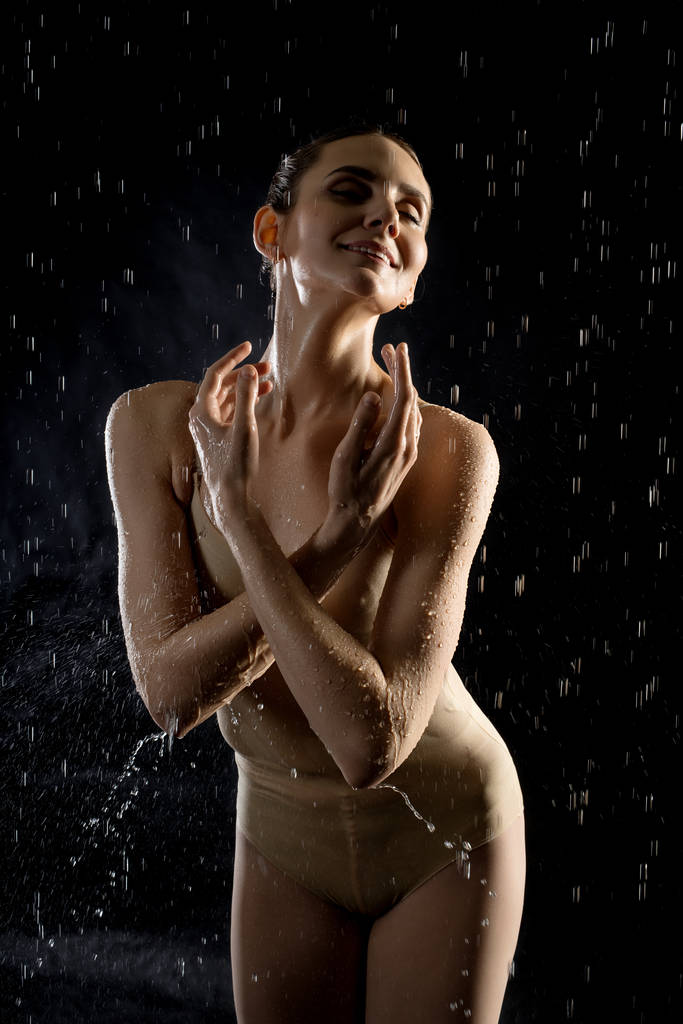 Bailarina em roupa interior debaixo de água no escuro
 - Foto, Imagem
