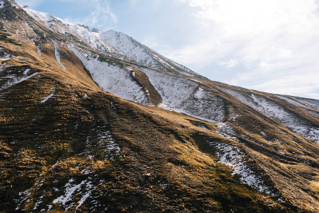 magische betoverende natuur, majestueuze bergen bedekt met witte sneeuw, winterweer - Foto, afbeelding