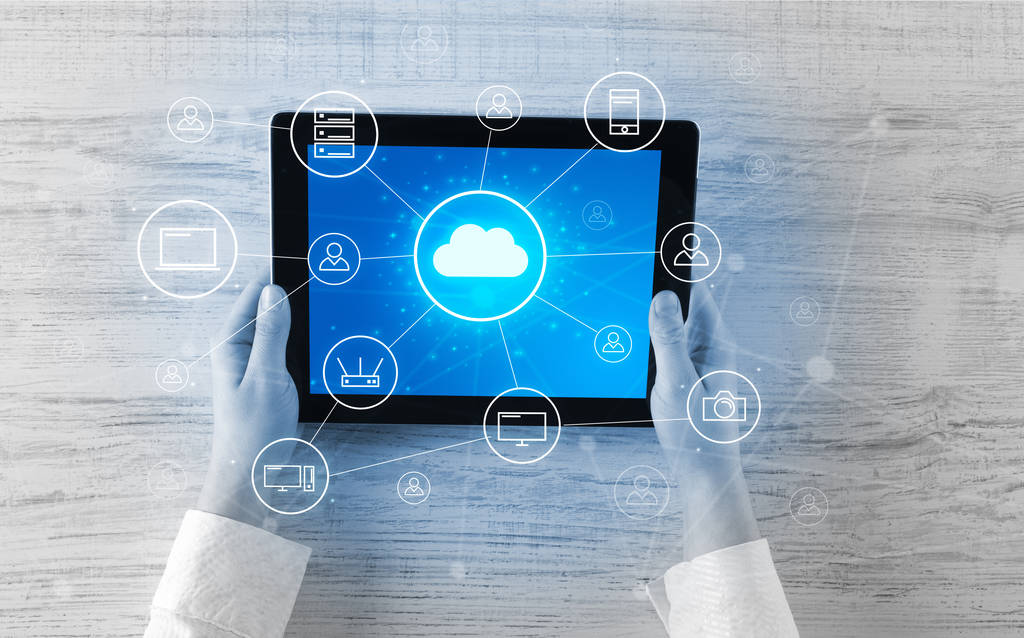 Hand mit Tablet mit zentralisiertem Cloud Computing Systemkonzept - Foto, Bild