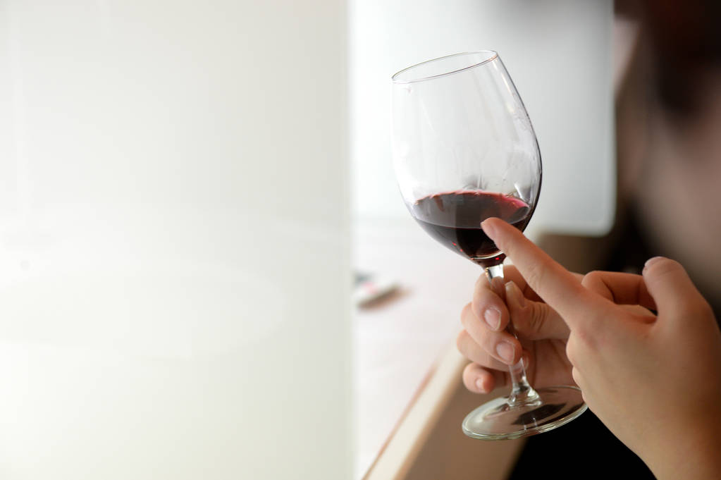 Dégustation de vin rouge verser dans un verre
 - Photo, image