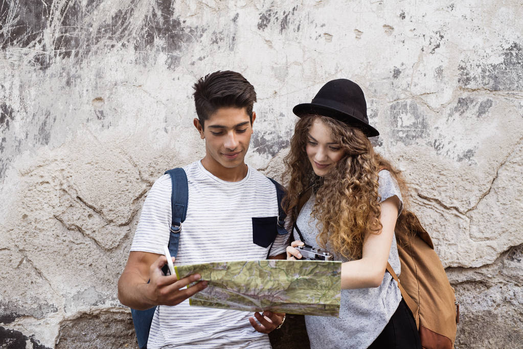 Dwóch młodych turystów z mapą na starym mieście. - Zdjęcie, obraz