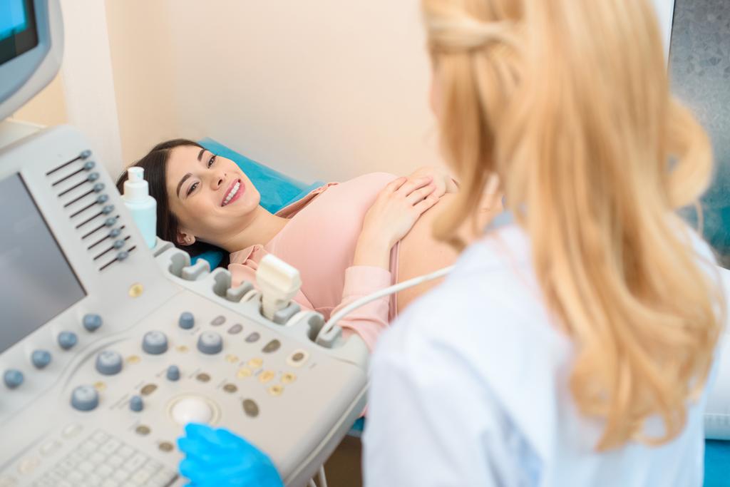 産科婦人科医と妊婦超音波検査事務所でのクローズ アップ撮影 - 写真・画像