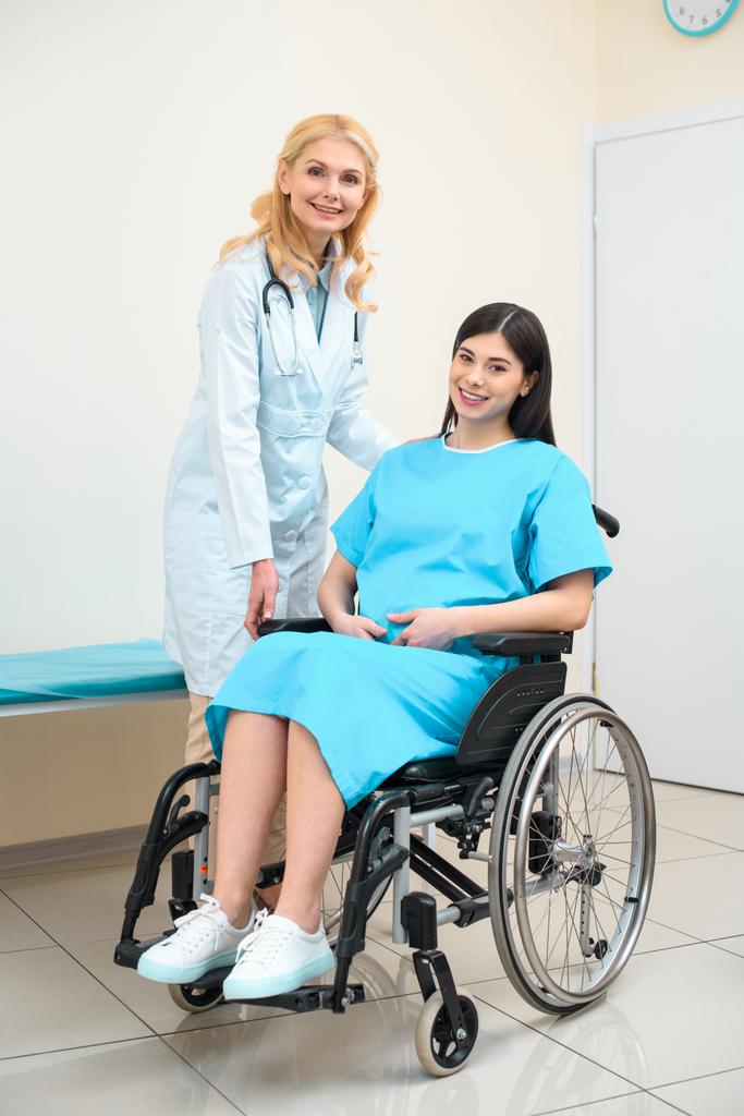 ginecólogo obstetra y mujer embarazada en silla de ruedas en el hospital de maternidad
 - Foto, imagen