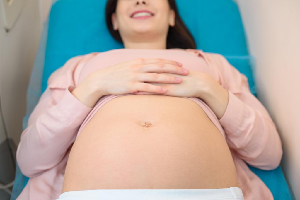 Detailní záběr Mladá těhotná žena ležící na lůžku z porodnice - Fotografie, Obrázek
