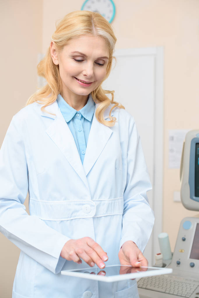 pro dospělé porodník gynekolog pomocí tabletu s Ultrazvukový scanner na pozadí - Fotografie, Obrázek
