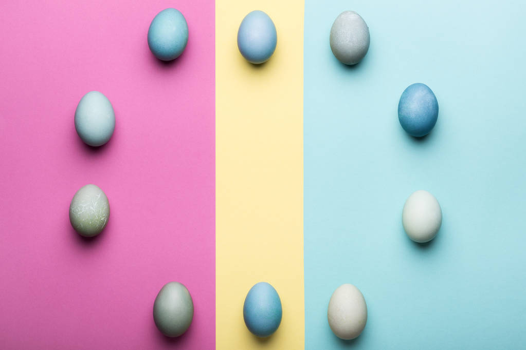 Happy Easter pastelowe kolorowe tło. Ręcznie malowane Wielkanoc jaja abstrakcyjne pojęcie minimalne. - Zdjęcie, obraz
