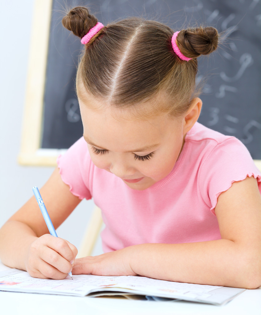 kleines Mädchen schreibt mit einem Stift - Foto, Bild