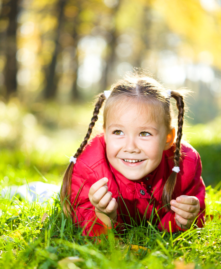 Portrait d'une petite fille dans un parc d'automne
 - Photo, image