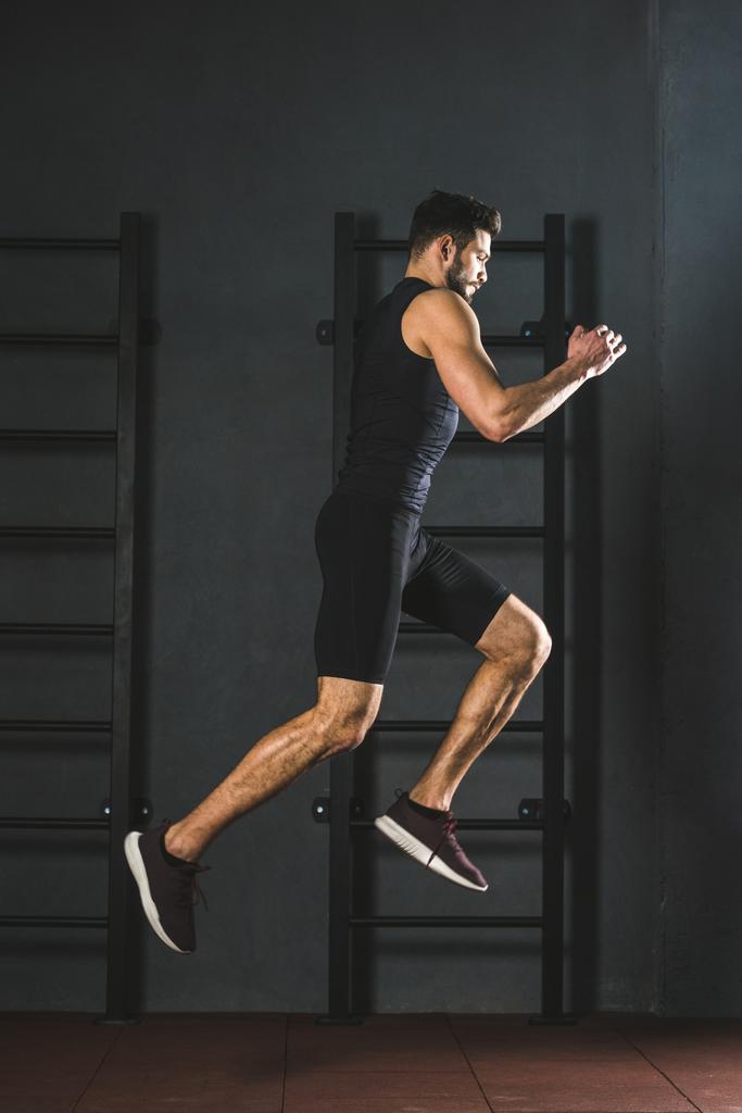 Nuori hyppääminen urheilija tekee sydän liikunta kuntosalilla
 - Valokuva, kuva