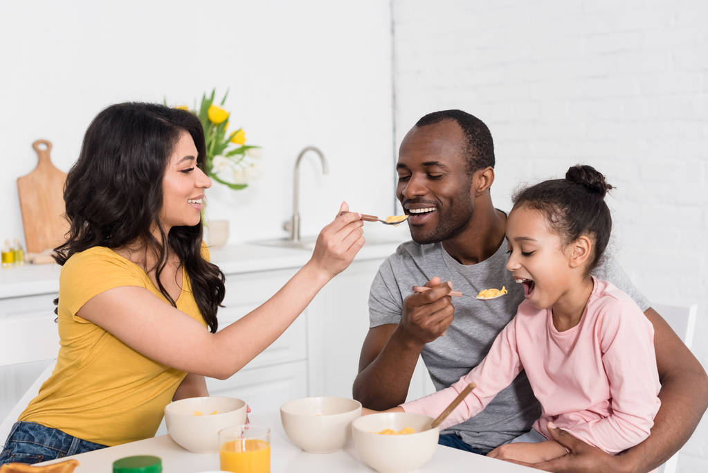 birbirlerini kahvaltı ile mutfak birlikte mutlu genç aile - Fotoğraf, Görsel