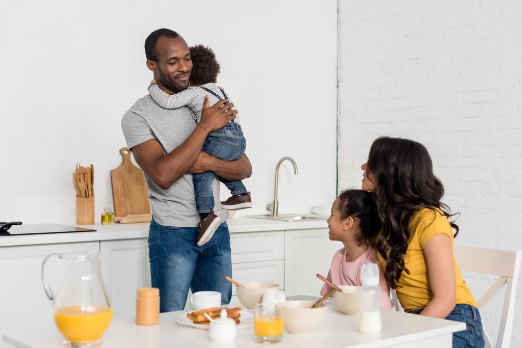 a konyha reggeli boldog fiatal család - Fotó, kép