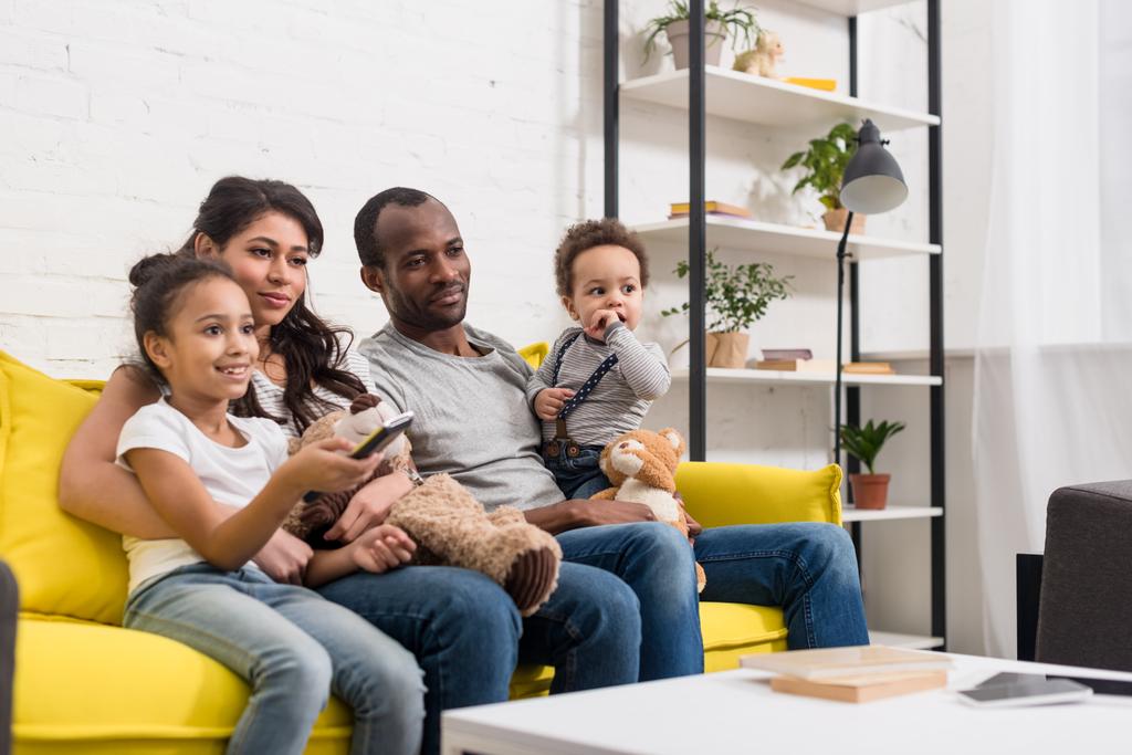 jovem família assistindo tv juntos na sala de estar
 - Foto, Imagem