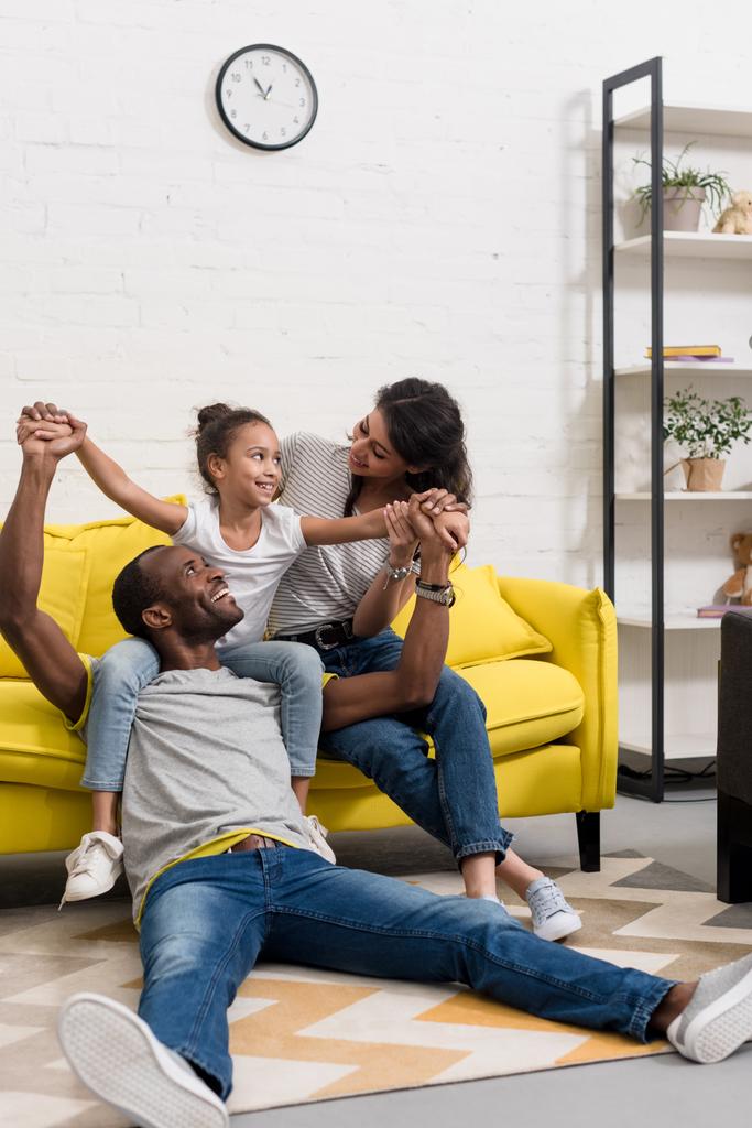 Szczęśliwa afrykańska rodzina spędza razem czas w domu - Zdjęcie, obraz
