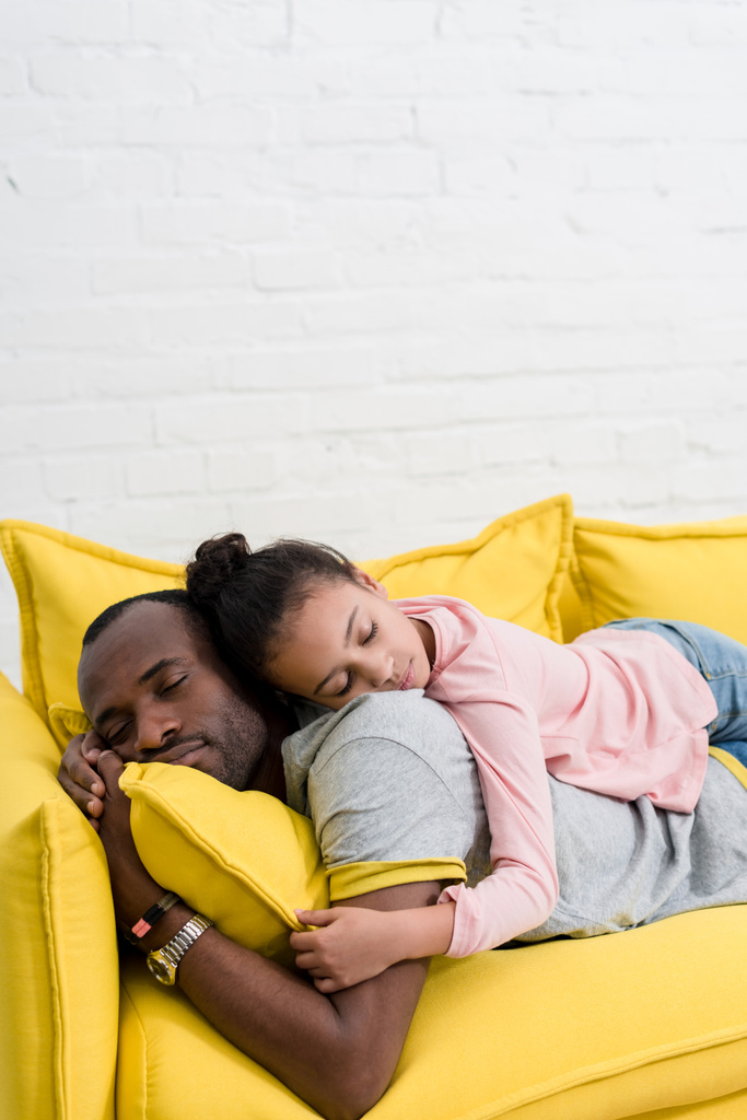 padre e figlia dormire insieme sul divano
 - Foto, immagini