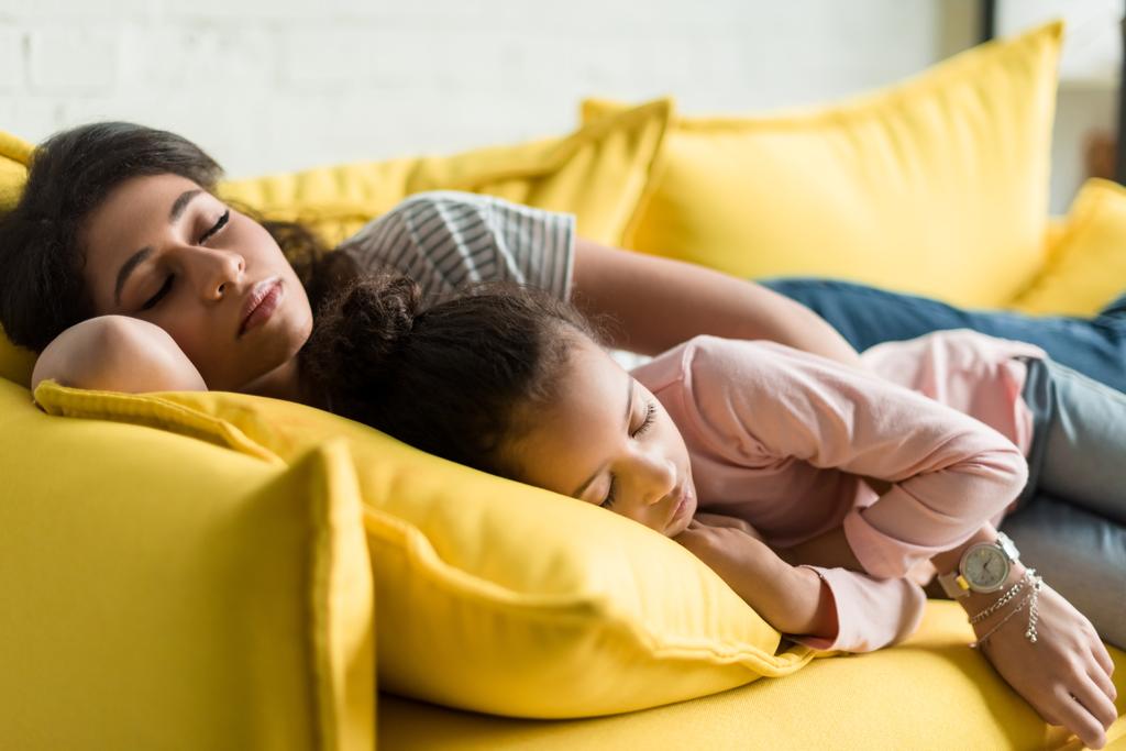 matka a dcera spolu spí na gauči - Fotografie, Obrázek