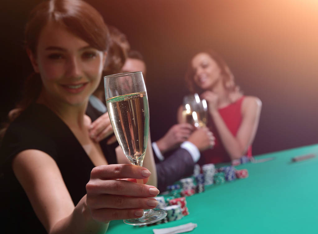 jonge mooie vrouw spelen in casino - Foto, afbeelding