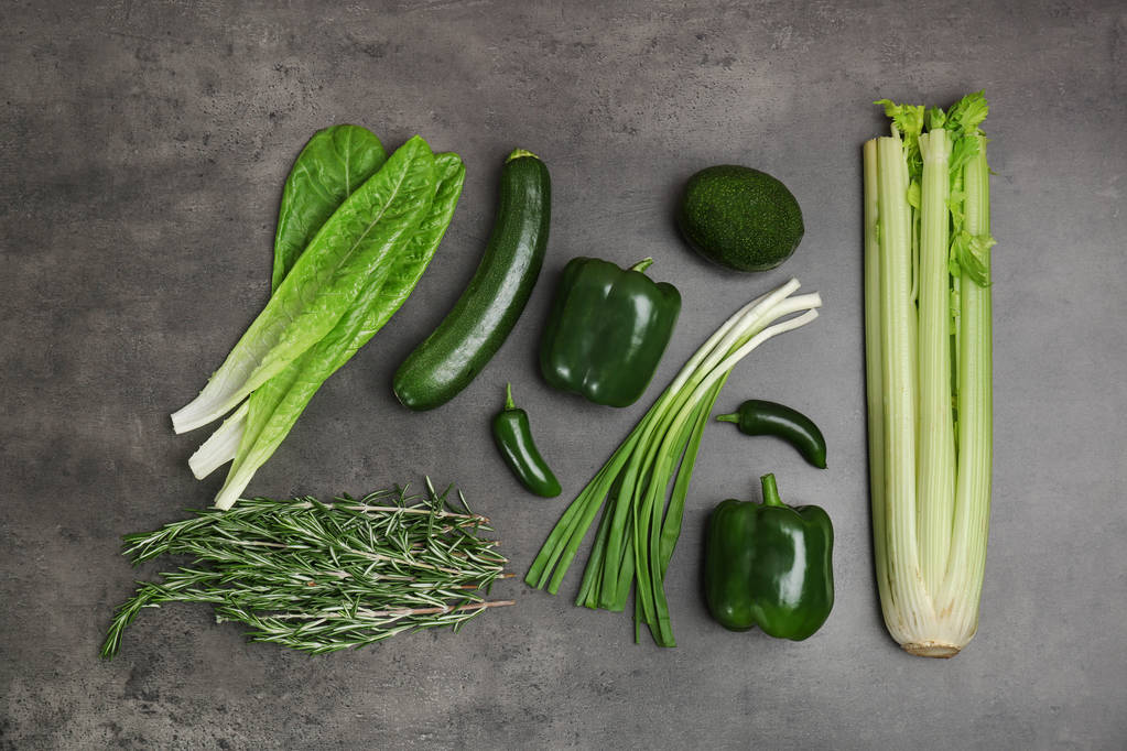 Διαφορετικά πράσινα λαχανικά και φρούτα σε σκούρο φόντο, το top view - Φωτογραφία, εικόνα