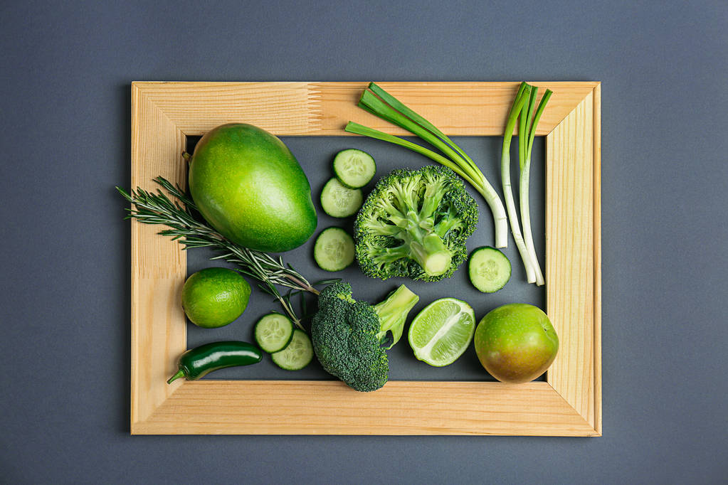 木製フレーム、トップ ビューに異なる緑の野菜や果物 - 写真・画像