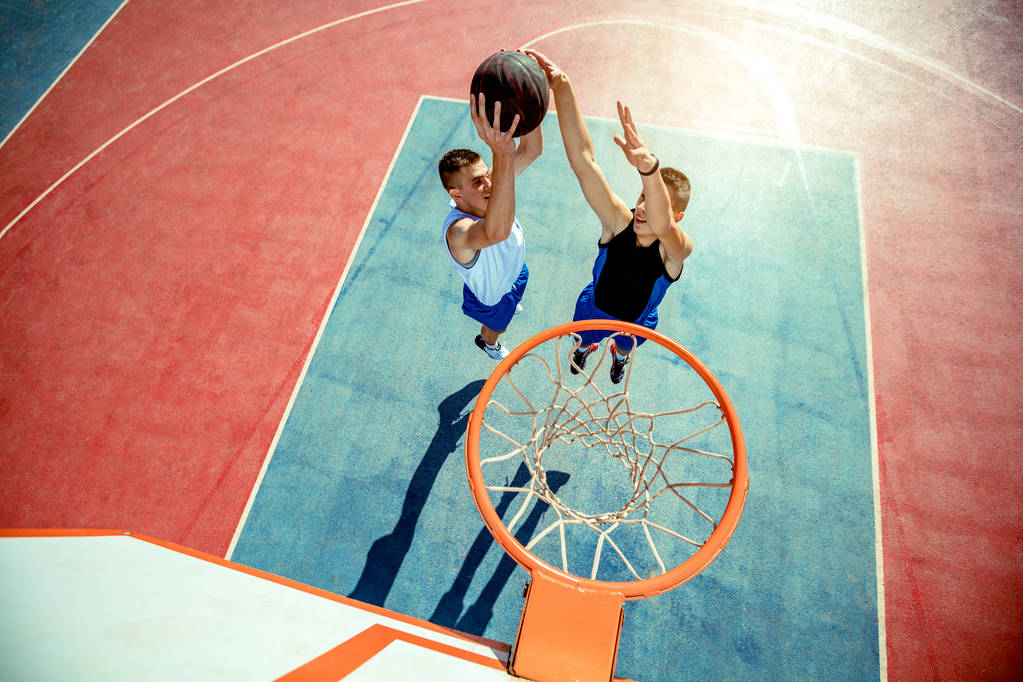 Magas látószögű kilátás kosárlabda játékos zsákolás kosárlabda karika - Fotó, kép