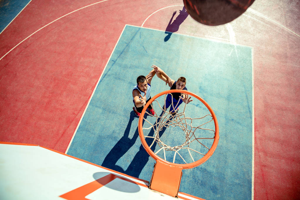 Vista ad alto angolo del giocatore di basket che immerge la pallacanestro nel cerchio - Foto, immagini