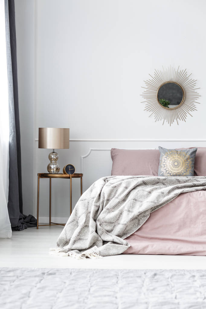 ゴールドとピンクの寝室のインテリア - 写真・画像