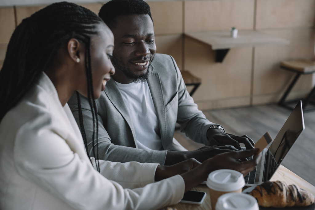 mosolyogva afro-amerikai meg on-line vásárlás együtt kávézó asztal - Fotó, kép