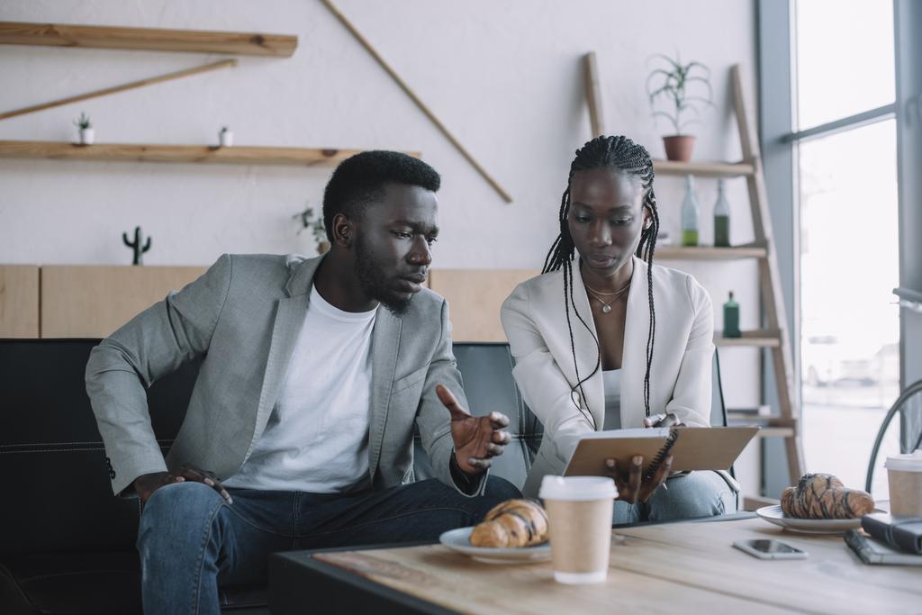 афроамериканські бізнесмени обговорюють роботу під час ділової зустрічі в кафе
 - Фото, зображення