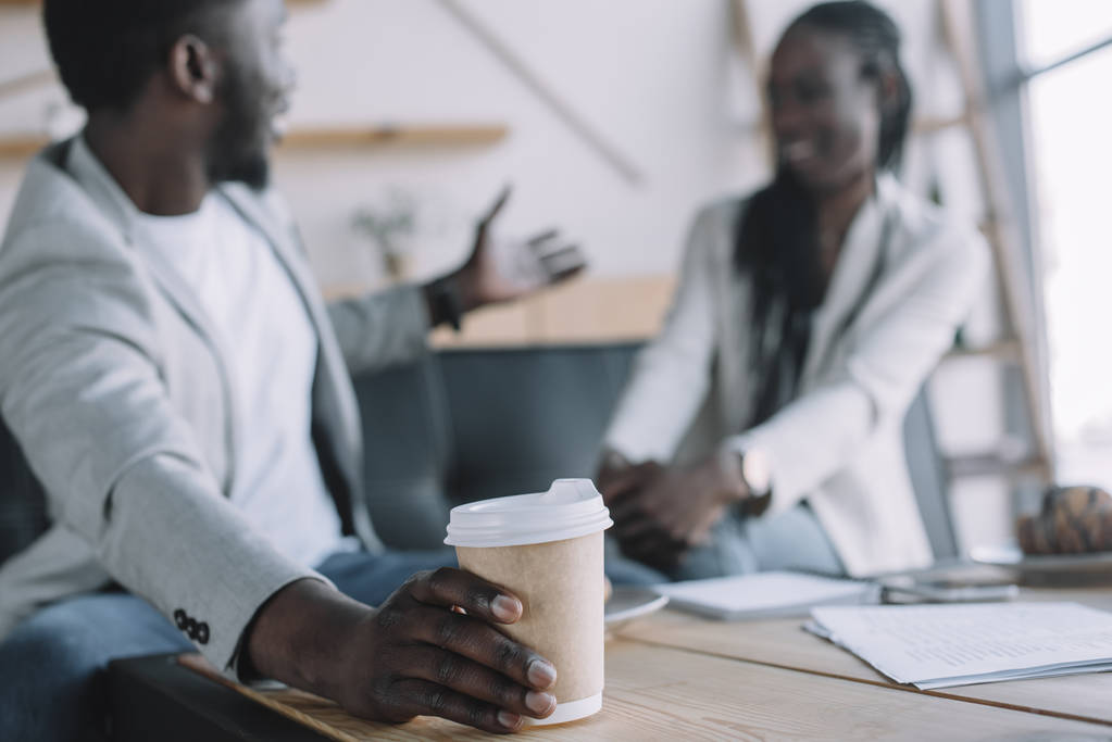 foco seletivo do empresário afro-americano com café para ir a reunião em caef
 - Foto, Imagem