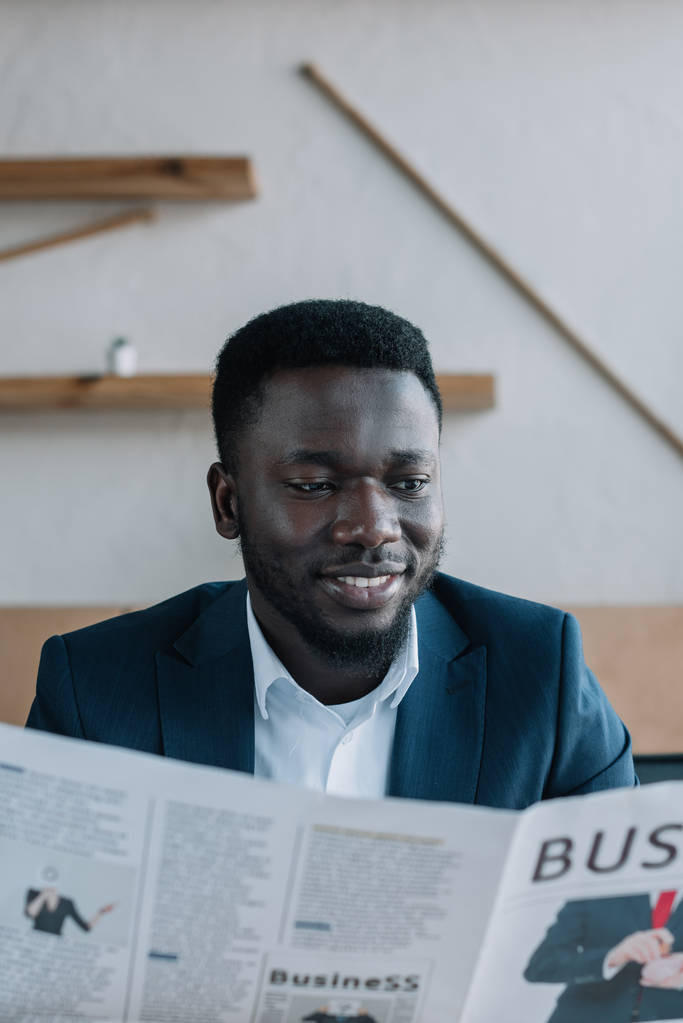 カフェで新聞と笑顔のアフリカ系アメリカ人実業家の肖像画 - 写真・画像
